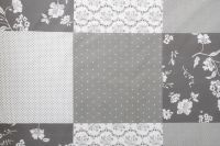 Povlak prošívaný se vzorem patchworku a ornamentů šedé barvy