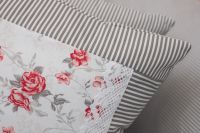 Flanelové povlečení RŮŽE ČERVENÁ / PROUŽEK ŠEDÝ se vzorem proužků a růže laděné do šedé a červené barvy, povlečení selského stylu
